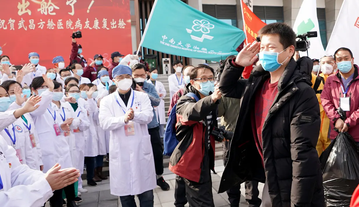 Pasien corona yang pulih memberikan hormat ketika meninggalkan rumah sakit sementara Wuchang di Wuhan, China (10/3/2020). Dua rumah sakit sementara terakhir di Wuhan, pusat penyebaran virus corona ditutup pada Selasa, yang menandai penutupan seluruh 16 rumah sakit di kota itu. (Xinhua/Wang Yuguo)
