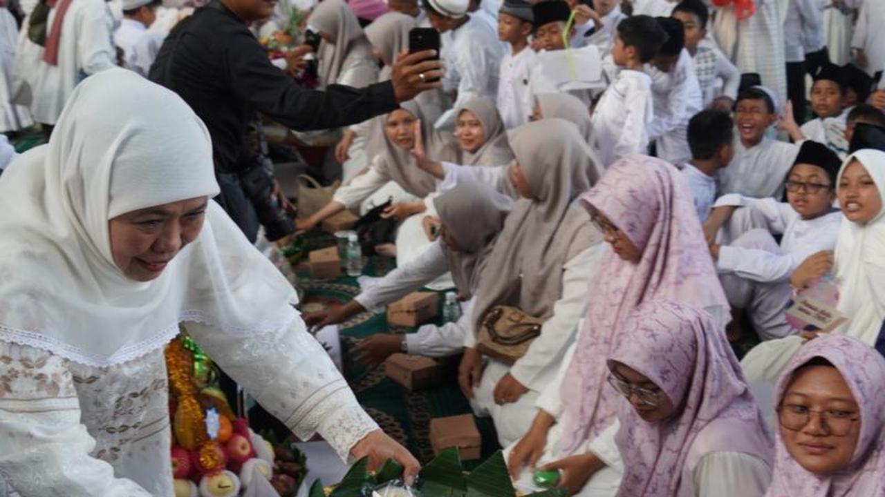 Khofifah Bagikan Apem Saat Tradisi Megengan Ramadhan di Masjid Al-Akbar, Sambut Bulan Suci Penuh Berkah