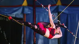 Para penampil Flynn Creek Circus memukau penonton di Avon, Colorado (14/8/2021). Sirkus akan digelar di Snowmass pada 20-22 Agustus mendatang. (Chris Dillmann/Vail Daily via AP)