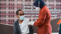 Wakil Bupati Polman, M Natsir Rahmat menjalani vaksinasi Covid-19 dosisi pertama (Liputan6.com/Istimewa)