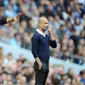 Pelatih Liverpool Juergen Klopp (kiri) dan disebelahnya pelatih Manchester City Pep Guardiola memberi arahan kepada timnya saat pertandingan Liga Inggris di Stadion Etihad, Manchester (9/9). (AP Photo/Rui Vieira)