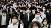 Sebuah lorong stasiun dipenuhi oleh para penumpang yang menggunakan masker selama jam sibuk di Tokyo, Selasa (26/5/2020). Perdana Menteri Jepang Shinzo Abe mencabut keadaan darurat pandemi virus corona di Tokyo dan empat wilayah lainnya pada Senin (25/5). (AP Photo/Eugene Hoshiko)