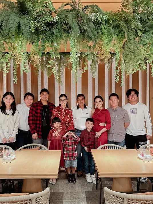 Dikenal sebagai keluarga artis yang harmonis, keluarga Glenn Alinskie dan Chelsea Olivia tak lepas dari perhatian netizen. Selama makan malam berlangsung, Glenn Alinskie bincang ringan dengan keluarganya. Dalam keterangan unggahan terbarunya ini, artis berusia 36 tahun itu berharap bisa bertemu dan berkumpul lagi dengan keluarga tercintanya di Hari Raya Natal mendatang. (Liputan6.com/IG/@glennalinskie)