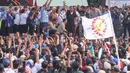 Presiden Prabowo Subianto (berkaos hitam) didampingi sejumlah pimpinan organisasi-organisasi buruh saat peringatan Hari Buruh Internasional atau May Day 2026 di kawasan Monumen Nasional (Monas), Jakarta, Jumat (1/5/2026). (merdeka.com/Arie Basuki)
