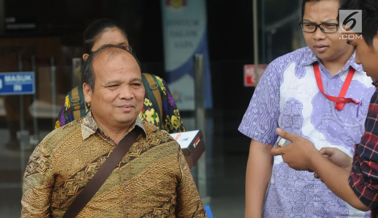 Mantan Ketua PPATK, Yunus Husein usai menjadi pembicara internal pegawai KPK di gedung KPK, Jakarta, Senin (30/4). Yunus menjadi pembicara tentang tindak pidana pencucian uang (TPPU) indikasi perputaran uang di pasar modal. (Merdeka.com/Dwi Narwoko)
