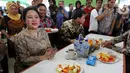 Ketua DPR Puan Maharani (kiri) makan siang di Kantin Pujasera, Kompleks Parlemen, Senayan, Jakarta, Selasa (8/10/2019). Puan ditemani Wakil Ketua DPR Rahmat Gobel, Sufmi Dasco Ahmad, Aziz Syamsuddin, dan Sekjen DPR Indra Iskandar. (Liputan6.com/JohanTallo)