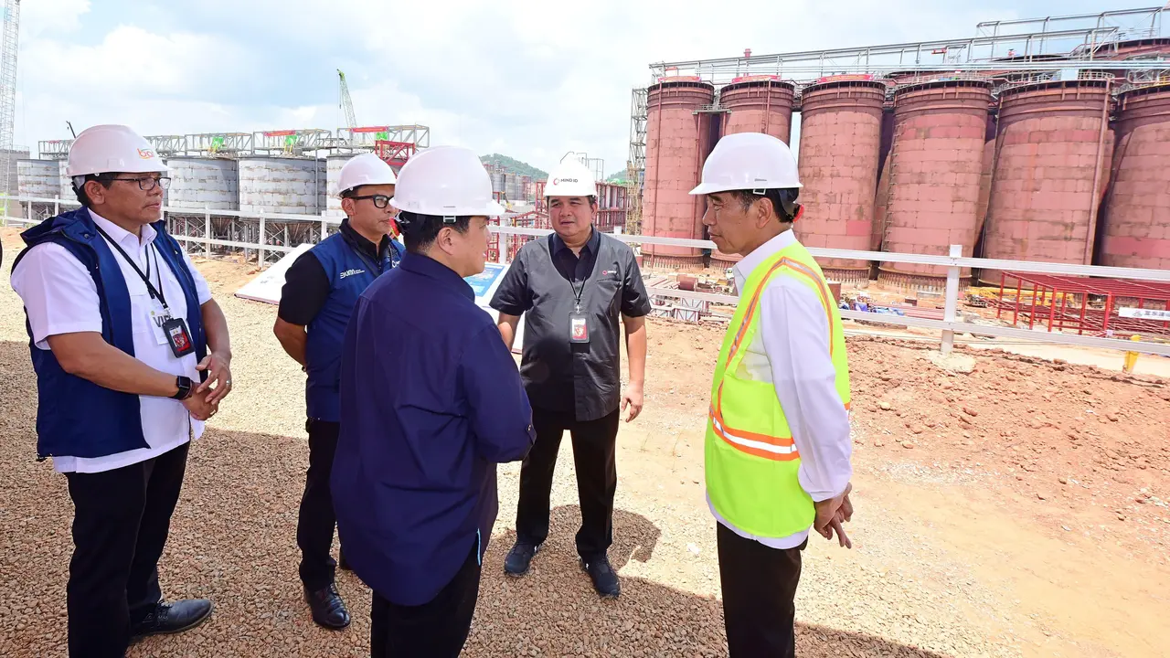Presiden Joko Widodo (Jokowi)  bersama Menteri BUMN Erick Thohir dan Direktur Utama MIND ID Hendi Prio Santoso  berkunjung ke Smelter Grade Alumina Refinery (SGAR) Phase 1, Mempawah, Kalimantan Barat, Rabu (20/3/2024). (dok MIND ID)
