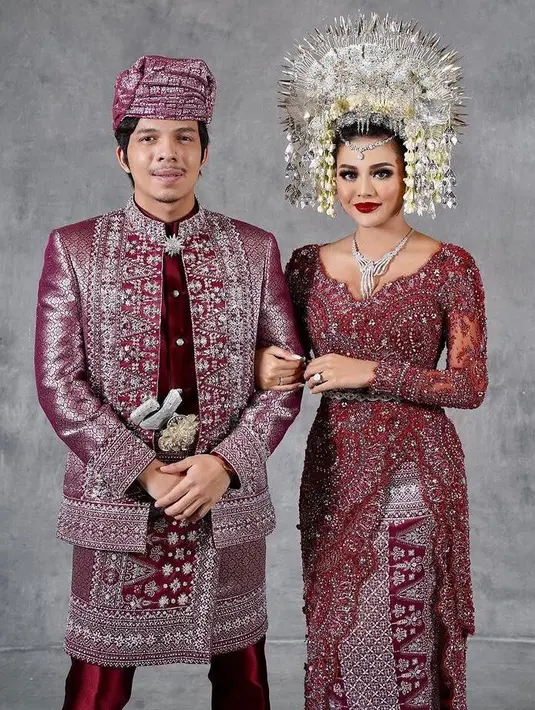 Aurel Hermansyah dan Atta Halilintar memilih memakai adat Minang saat menikah pada 3 April 2021 lalu. Terlihat Aurel yang mengenakan suntiang. (Instagram/@aurelie.hermansyah)