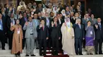 Presiden Joko Widodo dan para delegasi negara-negara di Asia Afrika berfoto bersama usai melakukan pembukaan Konferensi Parlemen Asia Afrika di Gedung DPR RI, Jakarta, Kamis (23/4/2015). (Liputan6.com/Helmi Afandi)