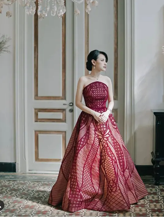 Untuk tampilan formal Rina memilih gaun berwarna merah yang cantik dan mewah. Tak lupa, ia sematkan perhiasan berlian yang senada dari anting-anting dan kalung beraksen berlian. Tak lupa rambut tatanan up-do melengkapi keseluruhan tampilan. (Sumber: Instagram/santosorisa)