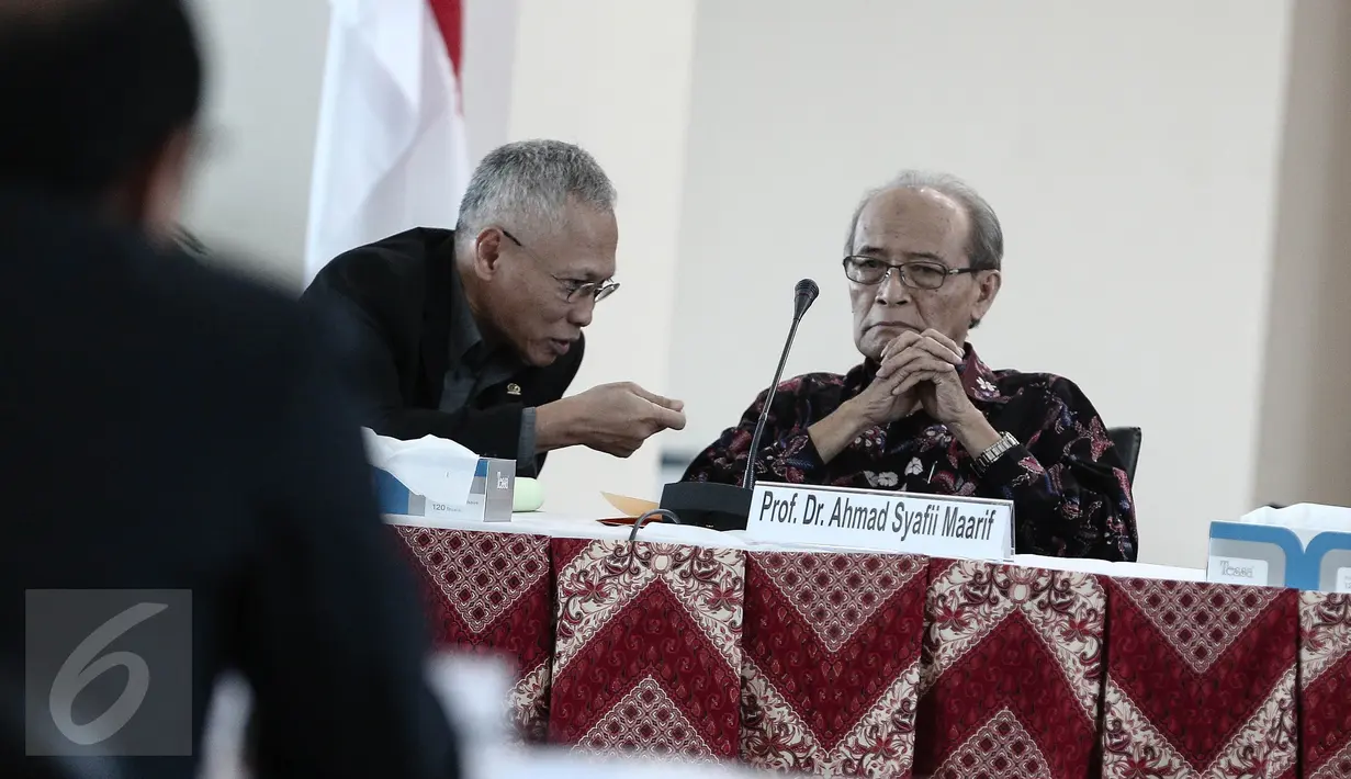 Ahmad Syafii Maarif mendengarkan saat  melakukan wawancara terbuka di Auditorium Komisi Yudisial, Jakarta, Senin (20/6). Ahmad Syafii Maarif menjadi panelis untuk bidang wawasan keilmuan dan kebangsaan. (Liputan6.com/Faizal Fanani)