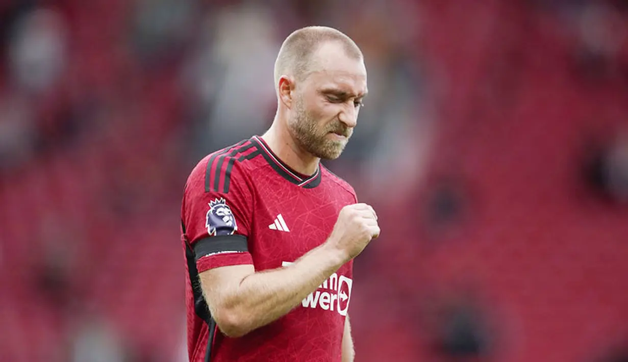 Pemain Manchester United, Christian Eriksen, tampak kecewa setelah ditaklukkan Brighton and Hove Albion pada laga Liga Inggris di Stadion Old Trafford, Sabtu (16/9/2023). Brighton mencetak tiga gol melalui Danny Welbeck, Pascal Gross dan Joao Pedro. Sementara Manchester United hanya mampu membalas melalui Hannibal Mejbri.. (AP Photo/Dave Thompson)