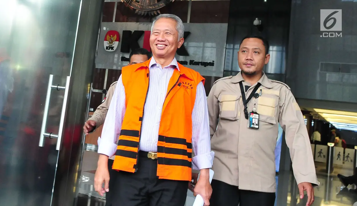 Dirjen Hubla Kemenhub Antonius Tonny Budiono keluar dari gedung KPK, usai menjalani pemeriksaan di Jakarta, Selasa (29/8). Tonny diperiksa terkait kasus dugaan suap pemulusan perizinan pengerukan Pelabuhan Tanjung Mas Semarang. (Liputan6.com/Helmi Afandi)