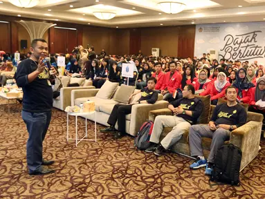 Kepala Kantor Wilayah Dirjen Pajak Jakarta Barat Budi Susanto memberikan sosialisasi tentang Pajak Bertutur kepada 400 siswa dari 4 kampus di Jakarta, Jumat (11/8). (Liputan6.com/Johan Tallo)