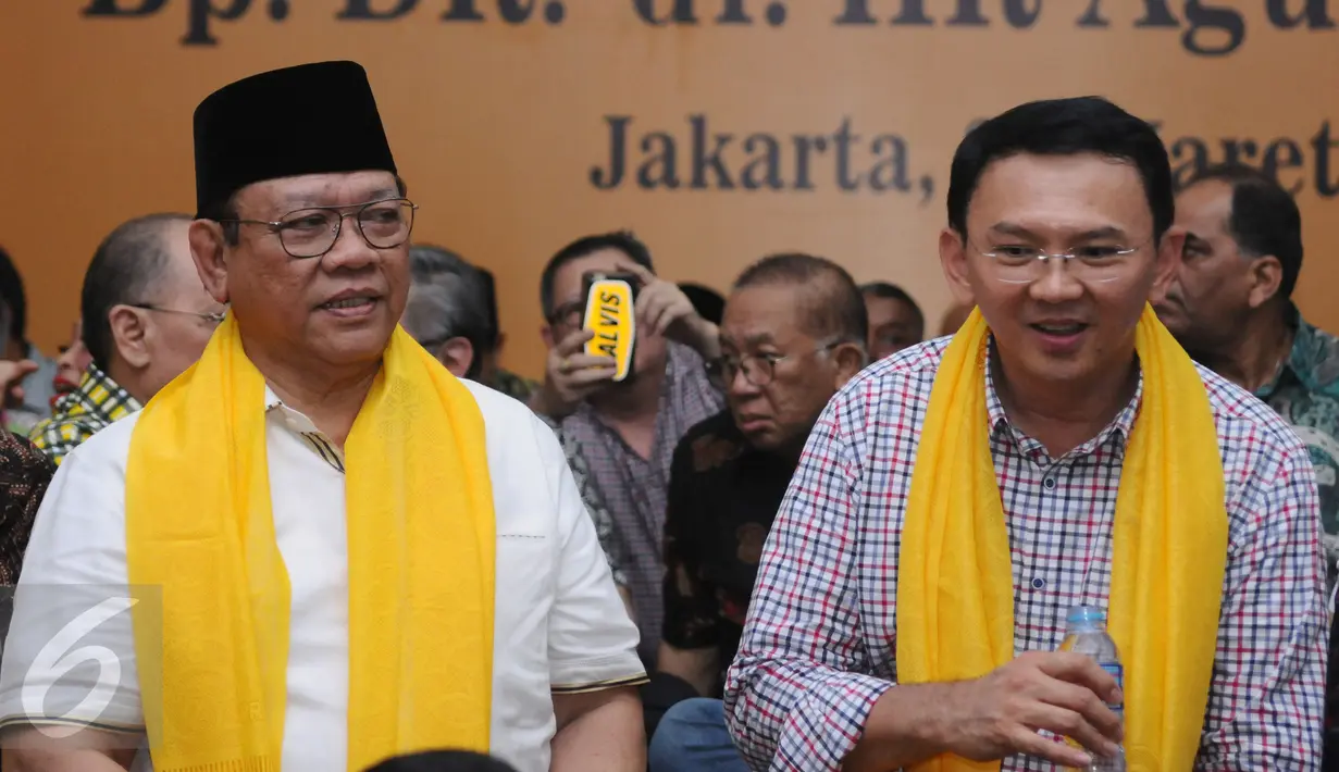 Cagub DKI Jakarta Basuki Tjahaja Purnama (kanan) bersama Ketua Dewan Pakar Golkar, Agung Laksono saat syukuran ulang tahun di Jakarta, Minggu (26/3). Acara juga dihadiri Ketum Golkar Setya Novanto. (Liputan6.com/Helmi Fithriansyah)