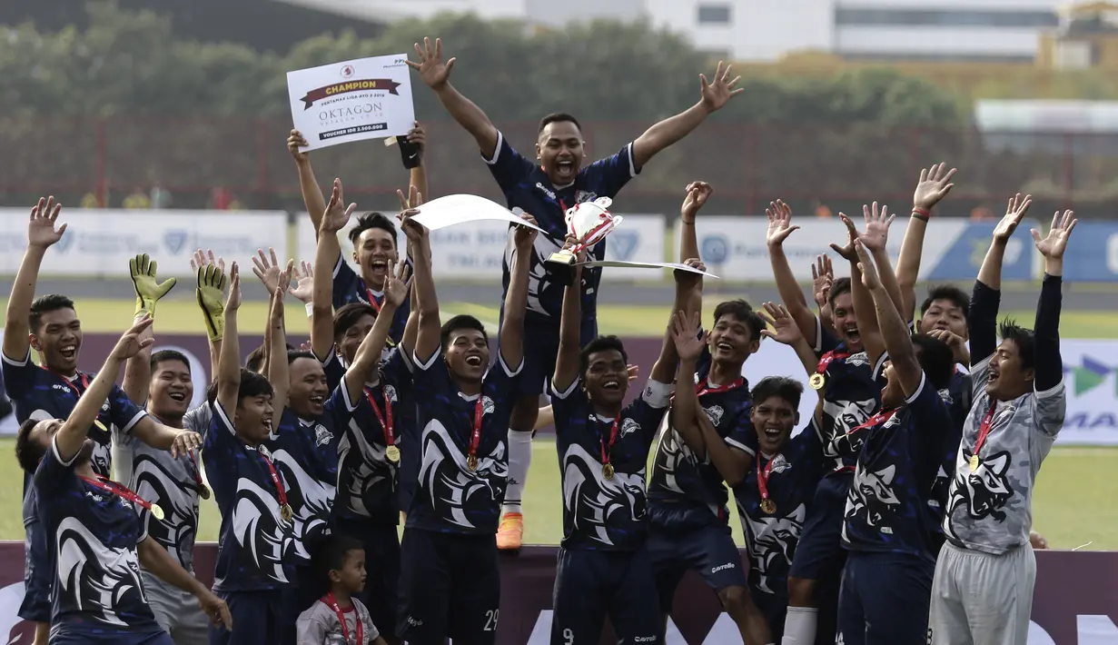 Pemain Slengky Cobra merayakan juara Liga AYO 3 Jakarta 2019 di Lapangan Aldiron, Pancoran, Jakarta, Minggu (24/11). Babak Final Liga AYO Jakarta berlangsung ketat dan panas. (Bola.com/Yoppy Renato)