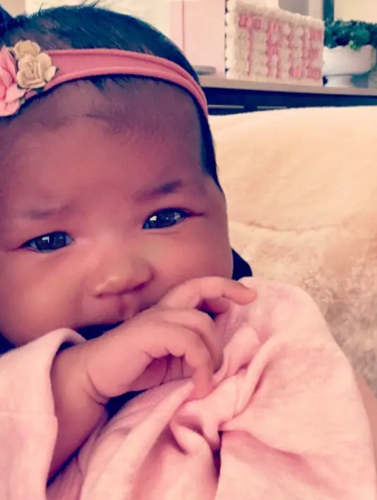 Tak hanya itu, banyak juga fans yang memita Khloe untuk belajar cara menggendong bayinya. (instagram/khloekardashian)