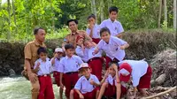 Kisah Pak Guru Najib, Bertaruh Nyawa di Arus Sungai Demi Mimpi Anak-Anak Bainaa Barat
