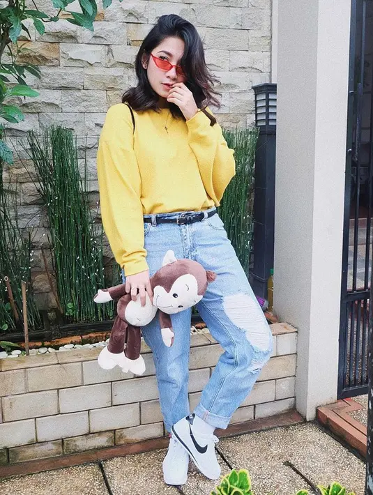 Menyandang status sebagai publik figur, Dinda Kirana selalu memperhatikan penampilannya. Saat sedang berpergian, seleb yang namanya dikenal lewat sinetron Kepompong ini tampil dengan gaya kasual. Perpaduan sweater kuning dan celana jeans, membuat penampilannya keren. (Liputan6.com/IG/@dindakirana.s)