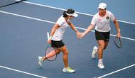 Selebrasi ganda putri Indonesia, Aldila Sutjiadi/Janice Tjen usai meraih poin saat menghadapi wakil Chinese Taipei, Chan Hao Ching/Chan Yung Jan pada laga semifinal nomor ganda putri tenis Asian Games 2022 di Hangzhou Olympic Centre Tennis, Hangzhou, China, Kamis (28/9/2023) siang WIB. (NOC Indonesia/Hendri K Rahman)