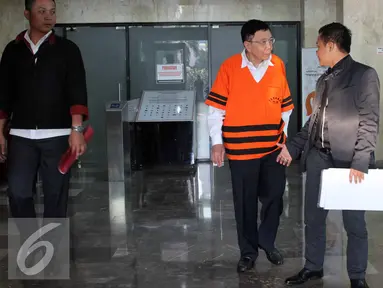 Dirut PT Traya Tirta Makassar Henky Widjaya usai menjalani pemeriksaan terkait kasus dugaan suap kerjasama rehabilitasi kelola dan transfer untuk instalasi pengelolaan PDAM Kota tahun 2006-2012, Jakarta, Selasa (4/8/2015). (Liputan6.com/Helmi Afandi)