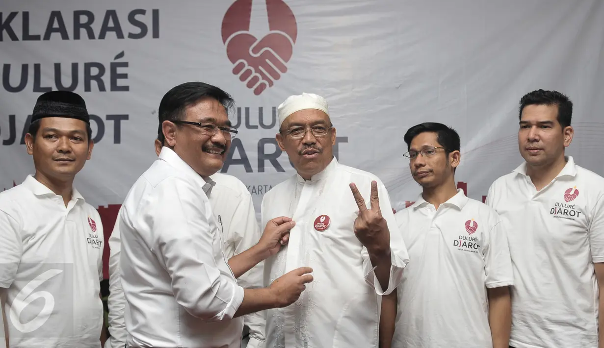 Cawagub DKI, Djarot Saiful Hidayat menyematkan pin saat Deklarasi Relawan Dulure Djarot di Jakarta, Rabu (5/10). Relawan Dulure Djarot berasal dari berbagai macam latar belakang profesi. (Liputan6.com/Yoppy Renato)