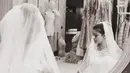 Penampilan Awkarin semakin memesona karena ia mencoba mengenakan veilnya, bak pengantin sungguhan. [Foto: Instagram/narinkovilda]
