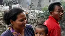 Sejumlah warga terlihat pasrah melihat tempat tinggalnya dihancurkan sebagai imbas proyek normalisasi kali Mampang, Jakarta Selatan, (19/8/2014). (Liputan6.com/Miftahul Hayat)