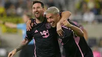 Lionel Messi #10 dan Luis Suarez #9 dari Inter Miami CF merayakan gol pada babak kedua melawan Columbus Crew di Lower.com Field, Kamis WIB (3/10/204), di Columbus, Ohio. (Jason Mowry/Getty Images via AFP)