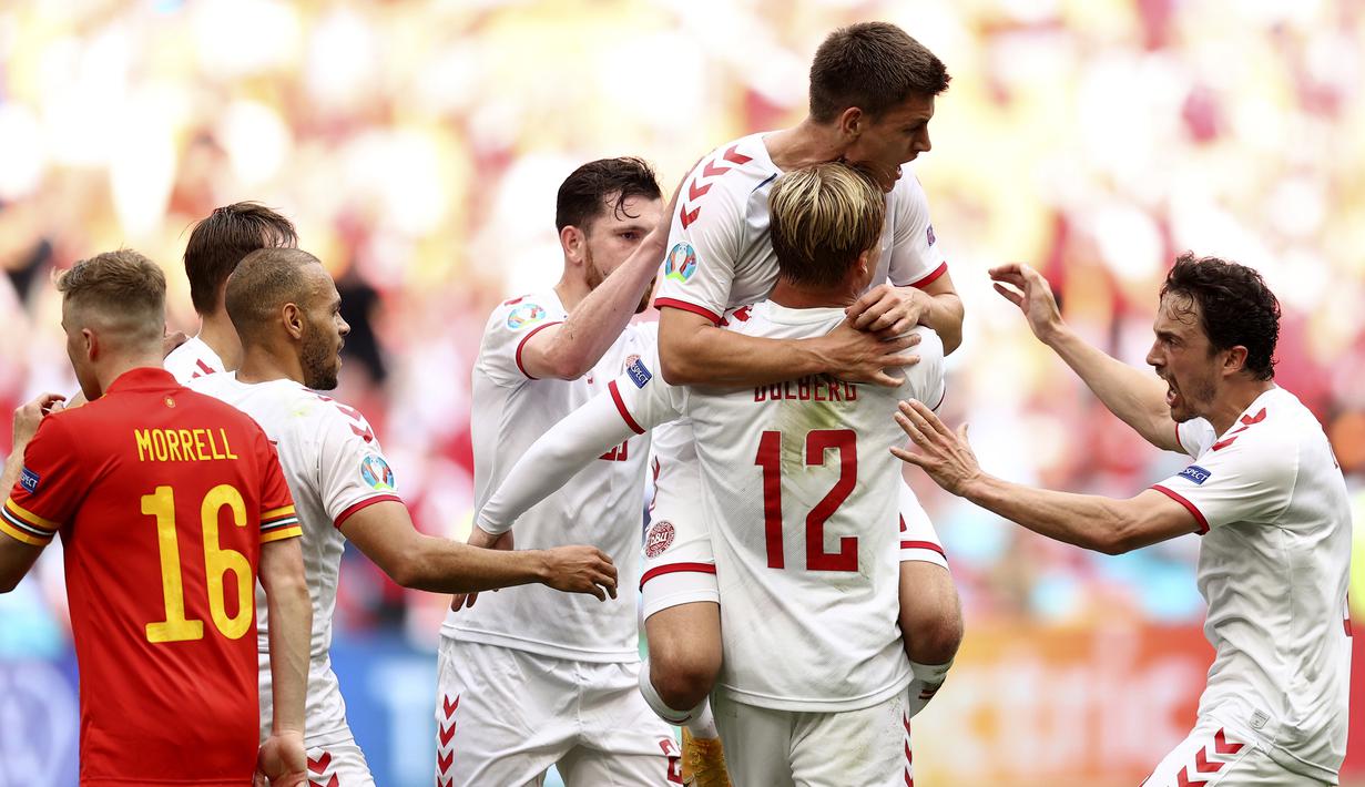 Denmark menghancurkan semifinalis Euro 2016, Wales dengan skor telak 4-0 dalam laga babak 16 Besar Euro 2020 (Euro 2021) di Johan Cruyff ArenA, Amsterdam, Sabtu (26/6/2021) malam WIB. Di 8 Besar, Denmark akan menantang pemenang Belanda kontra Republik Ceska. (Foto: AP/Pool/Dean Mouhtaropoulos)
