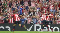 Striker Athletic Bilbao, Aritz Aduriz, merayakan gol yang dicetaknya ke gawang Barcelona pada laga pekan pertama La Liga 2019-20 di stadion San Mames, Bilbao, Jumat (16/8). Barcelona kalah 0-1 dari Athletic Bilbao. (AFP/Ander Gillenea)