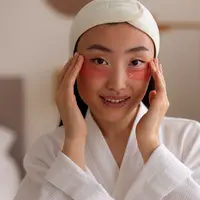 Dark circles atau periorbital hyperpigmentation bisa dipicu oleh kelelahan, kurang tidur, paparan sinar matahari, faktor genetik, hingga dehidrasi. Meski bukan masalah kesehatan yang serius, banyak orang ingin mengurangi tampilannya demi menunjang rasa percaya diri.(foto/dok: freepik)