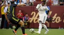 Striker Real Madrid Vinicius Junior mengumpan bola dari kawalan bek Juventus Giorgio Chiellini selama babak kedua pertandingan International Champions Cup (ICC) di Landover, Md (4/8). Madrid menang telak 3-1 atas Juventus. (AP Photo/Nick Wass)