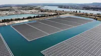 Panel surya fotovoltaik mengapung di kompleks pembangkit listrik O'Mega1 di Piolenc, Prancis selatan (30/7/2019). Pembangkit listrik tenaga surya (PLTS) mengapung pertama di Eropa ini akan beroperasi pada September 2019. (AFP Photo/Gerard Julien)