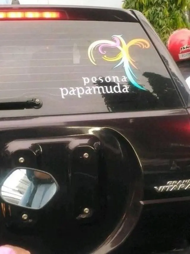 Tulisan nyeleneh di bodi mobil (ist)