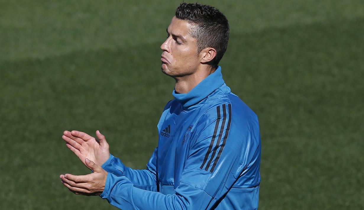 Striker Real Madrid, Cristiano Ronaldo, memberikan aplaus kepada rekannya saat sesi latihan jelang laga Liga Champions di Madrid, Selasa (12/9/2017). Real Madrid akan berhadapan dengan  Apoel FC. (AP/Paul White)