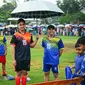 Presiden Joko Widodo (Jokowi) bermain bola bersama Ketum PSI Kaesang Pangarep dan Sekjen PSI Raja Juli Antoni di Lapangan Gamplong, Moyudan, Sleman, pada Sabtu (27/1/2024). (Dok. Istimewa)