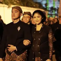 Menghadiri malam satu suro di Keraton Solo, Erina mengenakan kebaya kutu baru hitam dengan aksen beads di bagian leher. Dipadukan kain batik coklat dengan gaya sanggul klasik Jawa.  [@erinagudono]