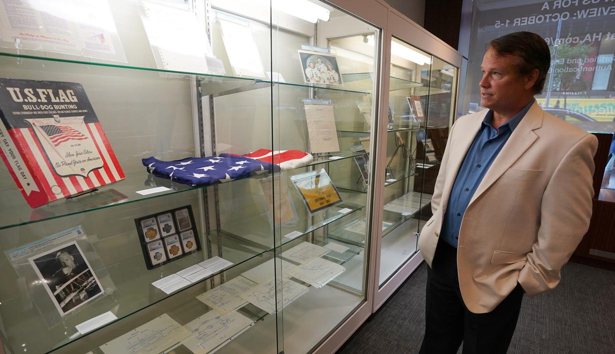 Putra Neil Armstong, Mark, berbicara tentang barang-barang milik ayahnya yang ditampilkan di Heritage Auctions, New York pada 2 Oktober 2018. Lebih dari 2.000 barang Armstong akan dilelang pada 1 November 2018 di Dallas, Texas. (Don EMMERT/AFP)