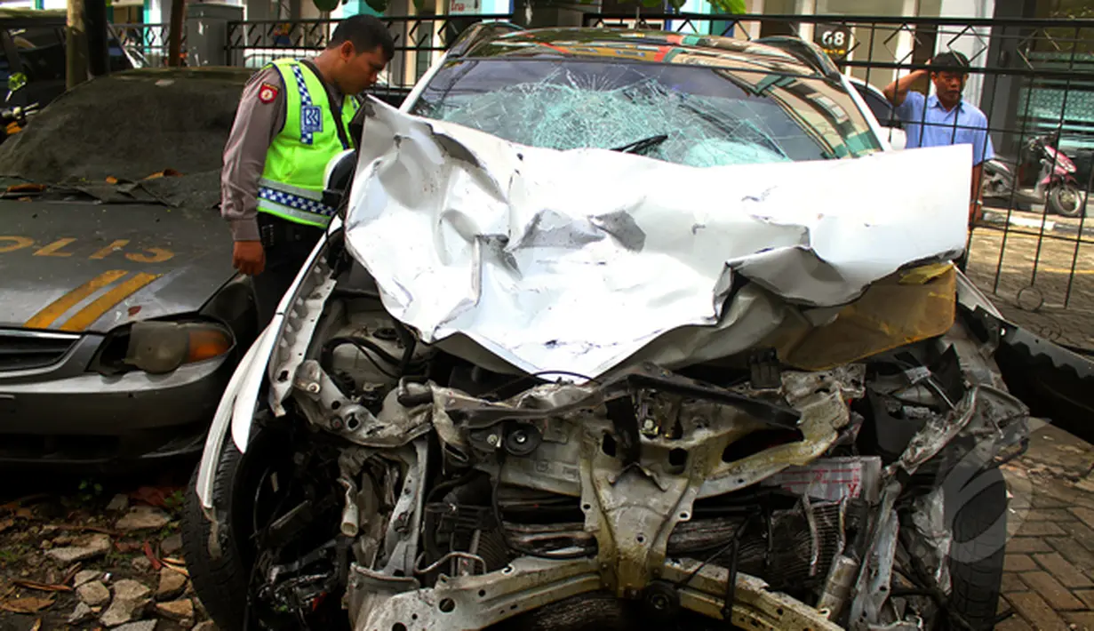 Petugas sedang memeriksa mobil Mitsubishi Outlander yang mengalami tabrakan beruntun di Arteri Pondok Indah, Polres Jakarta Selatan, Rabu (21/1/2015). (Liputan6.com/Faisal R Syam)