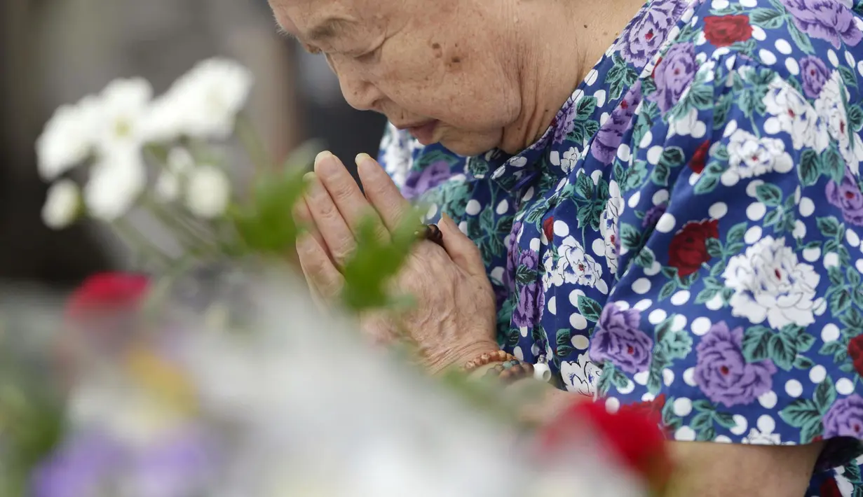 Seorang wanita tampak berdoa untuk para korban bom Hiroshima pada peringatan ke-69 bom atom di Peace Memorial Park, Rabu (6/8/14). (REUTERS/Kyodo)