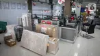 Petugas ekspedisi melayani pengiriman paket pelanggan (kanan) di Kantor Cabang JNE, Jakarta, Kamis (30/12/2021). Supply Chain Indonesia (SCI) memprediksi peningkatan pengiriman barang pada akhir tahun ini mencapai 20 persen untuk ke wilayah luar Pulau Jawa dan Bali. (Liputan6.com/Faizal Fanani)