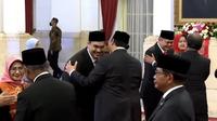 Momen Saat Dito Ariotedjo Usai Dilantik Jadi Menpora Baru, Senyum dan Peluk Hangat Menko Airlangga Hartarto. (Sumber: Youtube Sekretariat Presiden)
