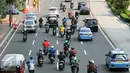 Sepeda motor melintas di jalan Jenderal Sudirman dari arah Bundaran HI, Jakarta, Senin(18/4/2016). Pemprov DKI Jakarta akan menambah cakupan area larangan sepeda motor melintas hingga Jalan Jenderal Sudirman. (Liputan6.com/Yoppy Renato)