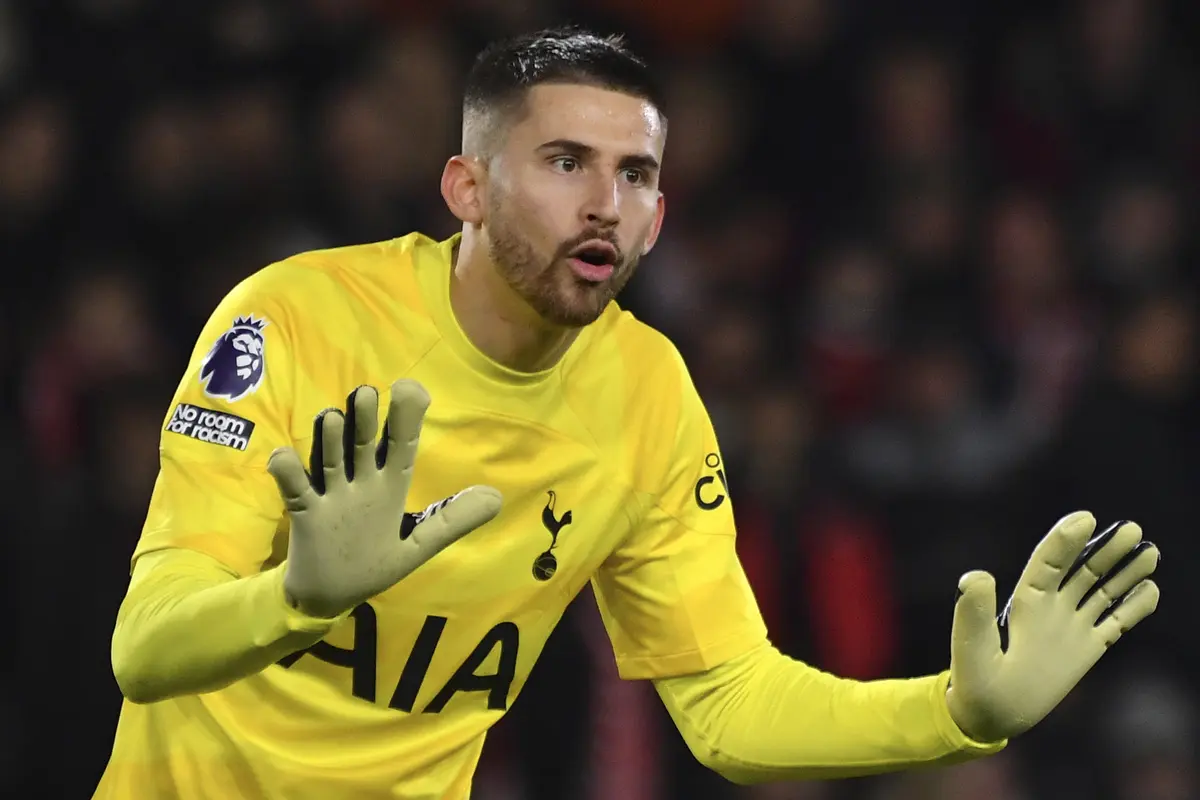 Foto: Aksi Gemilang Guglielmo Vicario saat Tottenham Mengalahkan Nottingham Forest