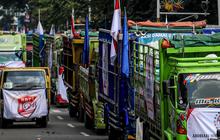 FOTO: Penampakan Ratusan Truk Padati Kawasan Monas saat Protes Aturan Zero ODOL