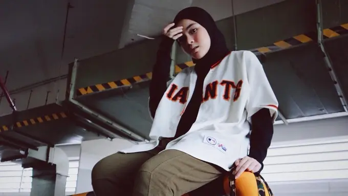 [Bintang] Tidak Terkesan Aneh, Gaya Layering Sivia Azizah dengan Track Pants Ini Super Quirky