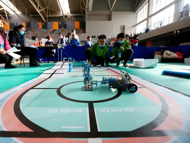 Para kontestan berpartisipasi dalam kompetisi robotik untuk sekolah menengah pertama (SMP) dan sekolah dasar (SD) di Distrik Jimo, Qingdao, Provinsi Shandong, China, 29 November 2020. Kompetisi robotik itu mempertandingkan 20 kategori dan diikuti 300 lebih kontestan siswa. (Xinhua/Liang Xiaopeng)