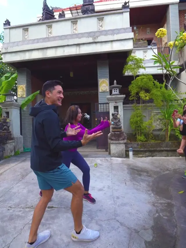 6 Potret Andrew White Jadi Instruktur Senam Ibu-Ibu Kompleks, Bikin Semangat