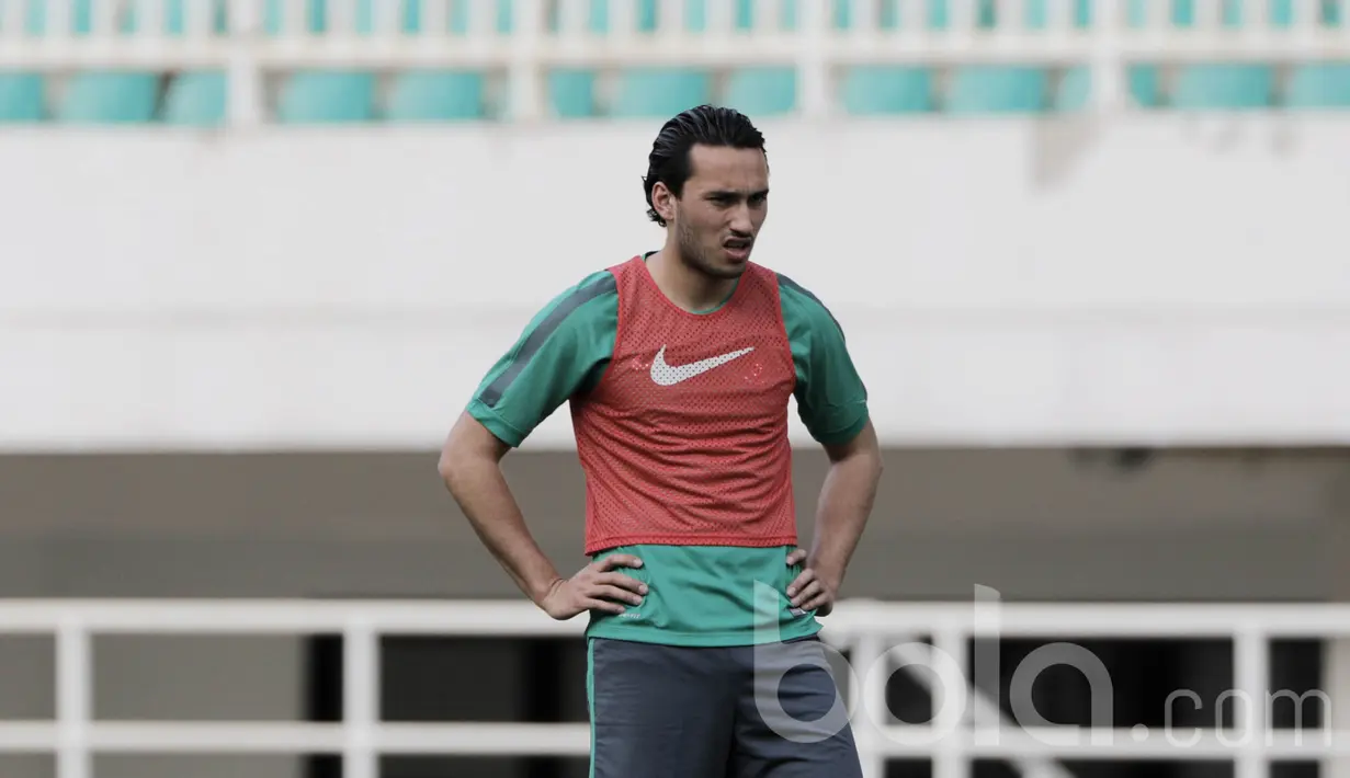 Pemain naturalisasi Timnas Indonesia U-22, Ezra Walian, mengikuti sesi latihan jelang laga kontra Myanmar. Ezra Walian dipastikan bermain membela Timnas Indonesia setelah Presiden Joko Widodo menandatangani Keppres. (Bola.com/M iqbal Ichsan)
